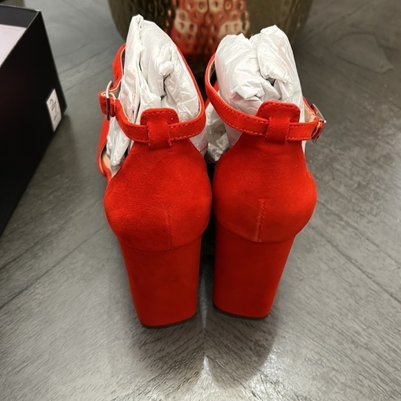 27 EDIT NATURALIZER Jae T-strap Sandal In Retro Poppy - Picture 9 of 12